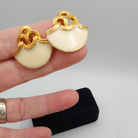 AVON 1992 Perusian Vintage Gold and Cream Enamel Clip Earrings EVC - Picture 8 of 9